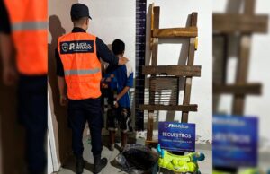 Um jovem caiu enquanto roubava itens de uma casa em La Banda