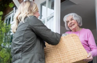 Ajudar outras pessoas algumas horas por semana pode retardar o envelhecimento cerebral