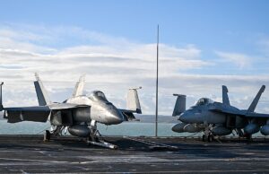 Caças dos EUA voam perto do espaço aéreo venezuelano em missão no Golfo