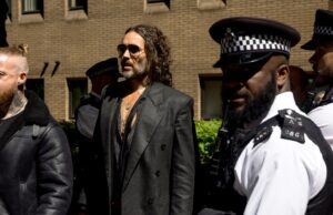 Polícia britânica revela que o comediante Russell Brand é acusado de mais 2 casos de agressão sexual | Notícias sobre crimes