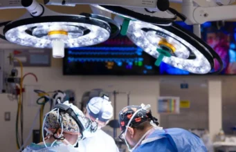 Uma criança de 11 anos precisava de dois novos órgãos e os médicos fizeram história