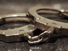 Suspeito de roubo em Waldport é preso após perseguição policial em Newport