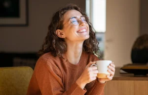 Café diário pode retardar o envelhecimento biológico em doenças mentais