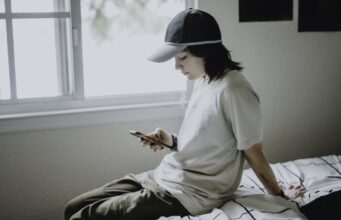 988 para jovens LGBTQ: Serviços especiais de crise cortados pela administração Trump