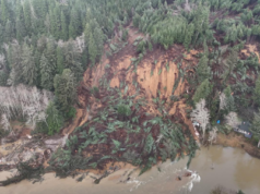 Dez casas enviaram avisos de evacuação após deslizamentos de terra, ou 229 vezes, disseram autoridades do condado de Lincoln.