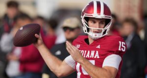 Fernando Mendoza se torna o primeiro jogador do Indiana a ganhar o Troféu Heisman.