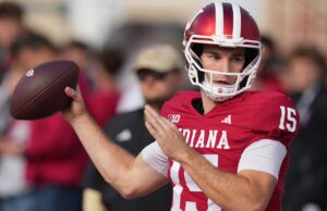 Fernando Mendoza se torna o primeiro jogador do Indiana a ganhar o Troféu Heisman.