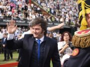 Javier Milei está presente na final do Polo Aberto da Argentina