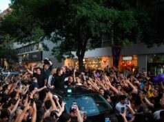 “Gratitude Tour”: Miley liderou uma caravana em Córdoba e interagiu com multidões pró-libertação.