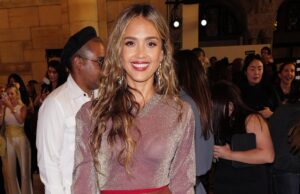 Jessica Alba compartilhou fotos de biquínis de férias em família no Instagram