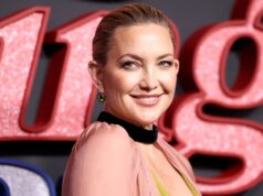 Kate Hudson deslumbra com vestido verde e rosa na estreia de ‘Song Sung Blue’ em Nova York