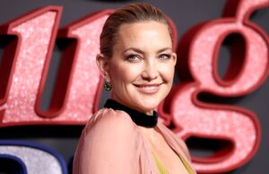 Kate Hudson deslumbra com vestido verde e rosa na estreia de ‘Song Sung Blue’ em Nova York