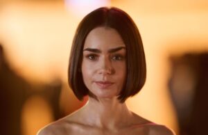 Lily Collins atualiza o icônico vestidinho preto de Audrey Hepburn com decote profundo