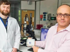 Um artista inglês estabelece um novo recorde ao esculpir um rosto sorridente microscópico