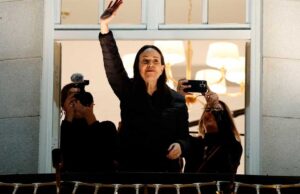 María Corina Machado sofreu uma fratura na coluna causada durante sua saída violenta da Venezuela.