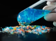 Cientistas estão fazendo os microplásticos brilharem para ver o que eles fazem no seu corpo