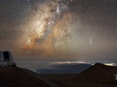 Cometa Lemmon e a Via Láctea vistos na foto do Havaí em 12 de dezembro de 2025