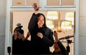 A líder da oposição venezuelana Maria Corina Machado aparece em Oslo