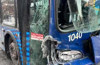 Oito pessoas ficaram feridas depois que um ônibus fora de controle da MTA bateu em um veículo no Bronx