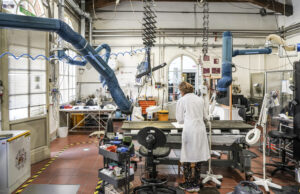 Dentro da restauração fabril da fábrica Pietre Dure