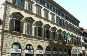 Sinais, o plano urbano da causa da Crucificação termina na Região da Toscana