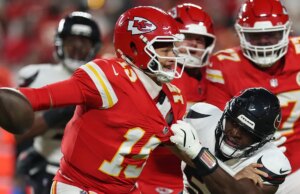 A defesa dos Texans frustrou Patrick Mahomes, com os Chiefs vencendo seu quinto jogo consecutivo.