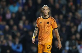 Por que Kostas Tsimikas não pode regressar ao Liverpool apesar das dificuldades da Roma?