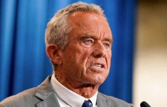 19 estados processam administração Trump. A base anunciou restrições aos cuidados de transição de gênero.