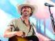 O astro country Riley Green diz que não vai deixar sua fazenda no Alabama e ir para Nashville.