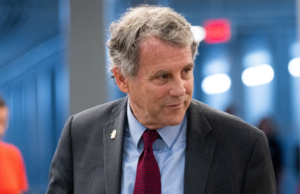 O ex-senador democrata governa o dinheiro de Hollywood em 2026, apesar da mensagem populista