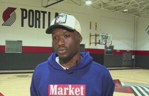 O pivô dos Blazers, Duop Reath, traz basquete e alegria natalina para as famílias de Portland.