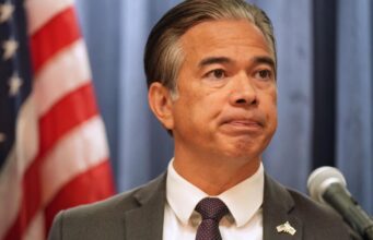 Califórnia e outros estados abrem processo para impedir o fechamento da agência federal do consumidor