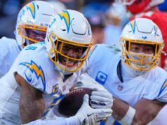 Os Chargers venceram os Chiefs, eliminando-os da disputa dos playoffs