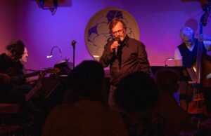 Cante jazz com uma banda ao vivo na noite de microfone aberto mais antiga de Los Angeles