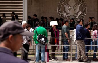 Apple, Google e outros estão dizendo a alguns funcionários estrangeiros para evitarem viajar para o exterior