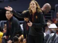 A técnica do USC, Lindsay Gottlieb, comenta sobre o tiro de Brown: “Era uma arma”.
