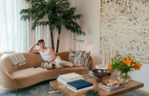 Depois de um rompimento, um médico e seus gatos encontram um aluguel maravilhoso