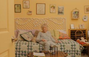 O apartamento de um homem de 97 anos em Los Angeles está repleto de antiguidades e recordações