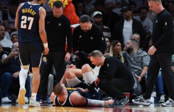 Nikola Jokic, do Nuggets, deixou o jogo contra o Heat antes do intervalo com uma lesão no joelho