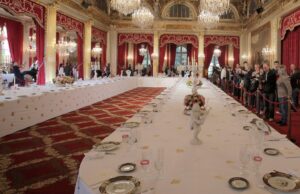 A aeromoça de prata do Palácio do Eliseu foi presa por roubar milhares de euros em talheres