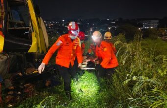 Um acidente de ônibus de passageiros na Indonésia matou pelo menos 16 pessoas, disseram autoridades