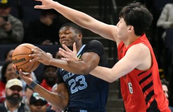 Yang, um novato da China, estreia na NBA como titular