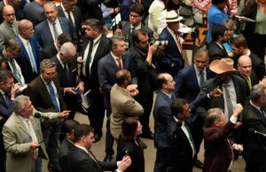 Um projeto de lei que pode reduzir a pena de prisão do ex-presidente brasileiro Jair Bolsonaro foi apresentado no Congresso