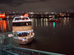 O barco voltou ao serviço depois que grandes bombeiros responderam ao South Waterfront Park, em Portland.