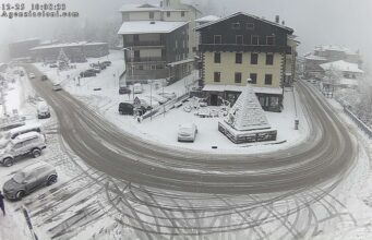Natal em Abetone enquanto a neve cai e eles fazem teleférico