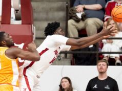 Charles Badiako, nº 23 do Alabama, é um centro potencial contra o Missouri