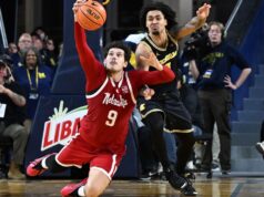 A seqüência de 24 jogos consecutivos de rebatidas de Nebraska terminou com uma derrota para Michigan