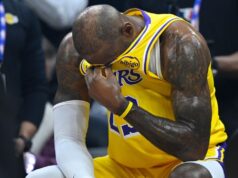 LeBron James presta homenagem no confronto entre Lakers