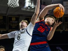 Nº 17, Virgínia, dá arremessos de embreagem para afundar Notre Dame no revezamento, 2ot