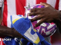 O técnico do Nottingham Forest, Sean Dutch, critica o uso de toalhas antes da reposição após vitória em Brentford